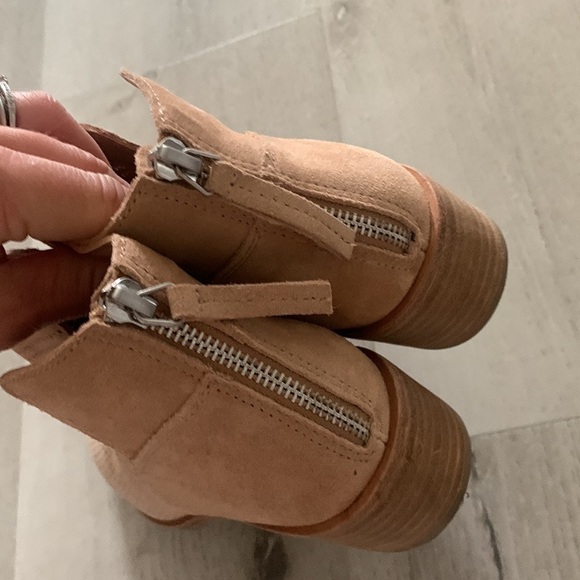 Dolce Vita laser cut booties back zipper size 8.5 camel tan suede leather - Picture 9 of 12